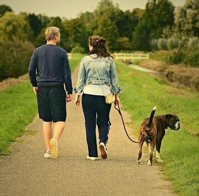 Para spacerująca z psem