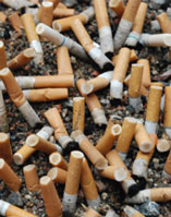 Sterta wyrzuconych niedopałków papierosów