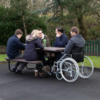 Przedstawiamy stół piknikowy Bowland™ z dostępem dla wózków inwalidzkich